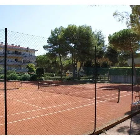 Modern - Pool - Tennis Courts 아파트 *